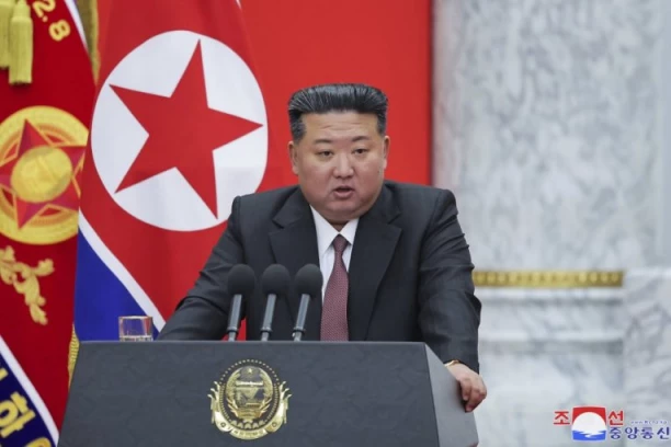 KIMOVI VOJNICI PRED NARODOM NA TRGU STRELJALI BRAČNI PAR! Kada budete čuli ZAŠTO je ubijen, neće vam biti dobro (FOTO)