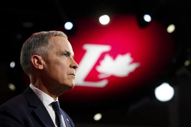 OVO ĆETE VIDETI SAMO JEDNOM U ŽIVOTU: Premijer i vođa opozicije drže se za ruke i drhte od bola!