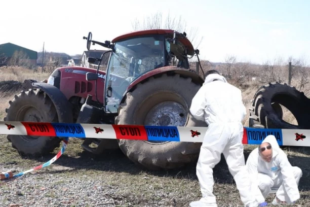 UŽAS KOD JAGODINE: Prevrnuo se traktor, jedna osoba stradala!