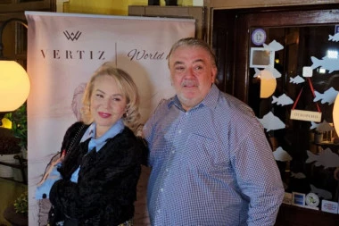 BOBO, A GDE JE BRENA? Živojinović BEZ SUPRUGE uživa na LUKSUZNOJ destanaciji u besnom automobilu! (VIDEO)