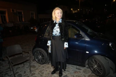 BAHATA BRENA ZAMALO UDARILA PROLAZNICU: Novi skandal pevačice, kamere sve zabeležile! (VIDEO)