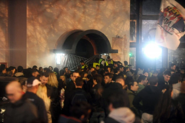 NASTAVLJENA BLOKADA RTS-A! Neće biti prenosa ponoćne i jutarnje liturgije iz Hrama svetog Save povodom Uskrsa!