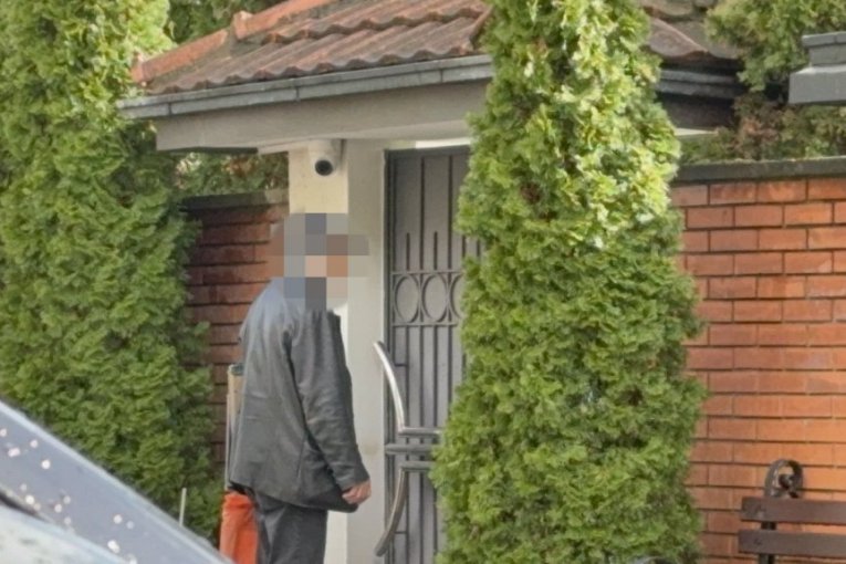 Fotograf je doneo ramove sa slikama