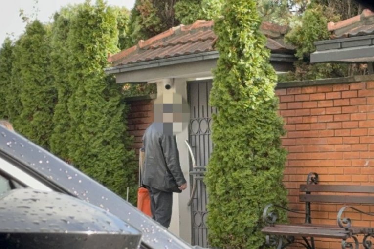 Fotograf je doneo ramove sa slikama