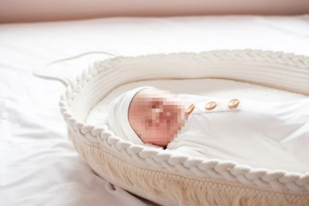 DEVOJČICA (2) PRONAĐENA MRTVA U KREVECU! Majka tvrdi da je dete PALO, sudski lekar našao OVO!