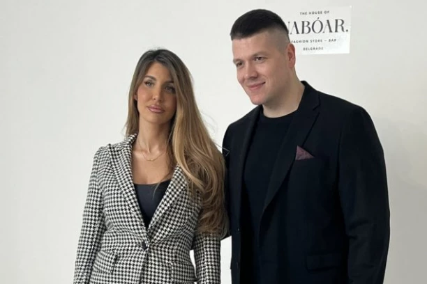 DA LI ZNATE KOLIKA JE RAZLIKA U GODINAMA IZMEĐU SLOBE I NJEGOVE ŽENE? Ovaj podatak će vas ostaviti BEZ TEKSTA!