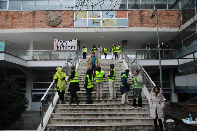 STUDENTI U BLOKADI JUTROS BLOKIRALI VOZILA POLICIJE: Gurali se kako bi pokušali da spreče zaposlenu RTS da uđe u zgradu!