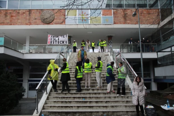 STUDENTI U BLOKADI JUTROS BLOKIRALI VOZILA POLICIJE: Gurali se kako bi pokušali da spreče zaposlenu RTS da uđe u zgradu!