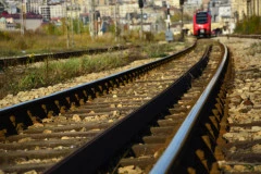 VOZ NALETEO NA DRVO I IZLETEO IZ ŠINA! Unutra bilo 40 putnika!