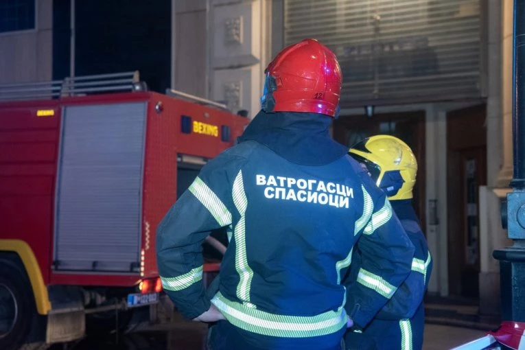 UMALO HAOS ZBOG ZAGORELE VEČERE! Drama u zgradi u Novom Sadu! INTERVENISALI I VATROGASCI!