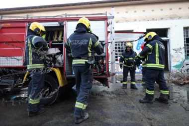 PRVE SLIKE OGROMNOG POŽARA U BEOGRADU! Za tili čas zbrisao sve pred sobom, vatrena stihija napravila štetu i jezivu scenu! (FOTO)
