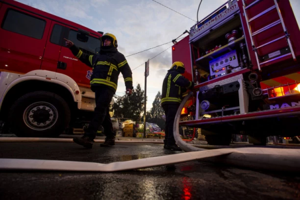 VELIKI POŽAR U FUTOGU! Vatra progutala deo kuće - OBJEKAT NESTAJE U PLAMENU! (FOTO)