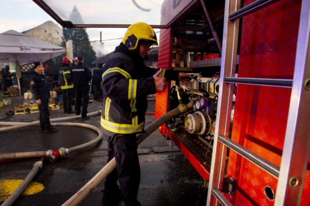 NISU MOGLI DA UTVRDE ODMAH DA LI SE RADI O LJUDSKOM TELU, TOLIKO JE BILO JEZIVO! Novi detalji stravičnog požara na Čukarici!