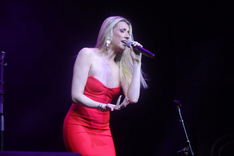 Rada Manojlović na koncertu ''Pesmom kroz vreme'''