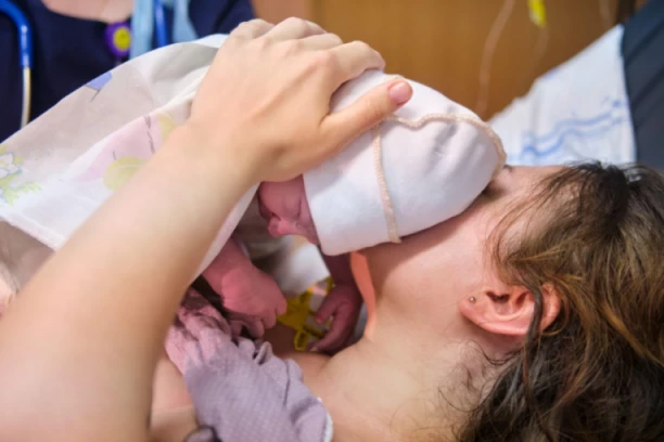 SVEŠTENIK ALEKSANDAR KRSTIO MALENU JOVANU U INKUBATORU: Sveti trenutak zablistao u Tiršovoj