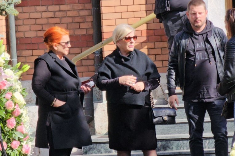 Slavica Karić (levo)