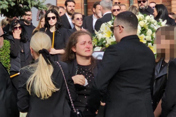 SLOŠILO SE ĆERKI BOGOLJUBA KARIĆA: Jedva stoji na nogama na sahrani voljene strine! (GALERIJA)