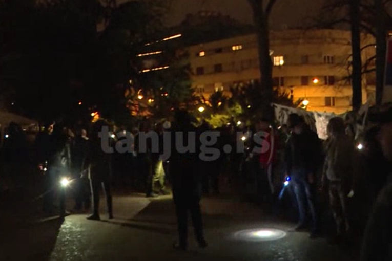 NASRĆU NA STUDENTE KOJI ŽELE DA UČE: Bušili gume, lomili stakla, BLOKADERI ZLOUPOTREBLJAVAJU ČAK I DECU (VIDEO)