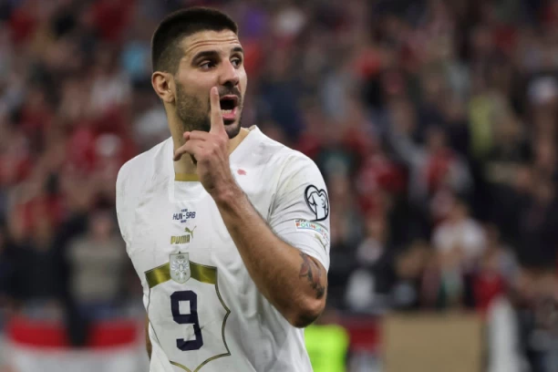 MITROVIĆ DOSPEO DO "KLUBA 100", PA UŠAO U SVEMIRSKI BROD: Bivši kolega iz Premijer lige otkrio sve! (FOTO)