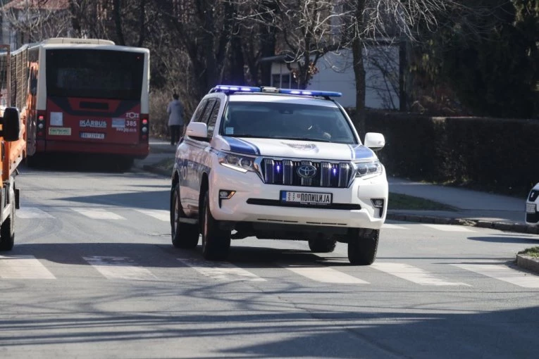 KOLIMA UDARIO U AUTOMOBIL, PA U KIOSK, PA POKOSIO ŽENU! Jezivi detalji potpunog haosa u Zemunu!