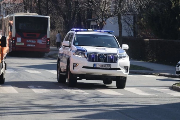 KOLIMA UDARIO U AUTOMOBIL, PA U KIOSK, PA POKOSIO ŽENU! Jezivi detalji potpunog haosa u Zemunu!