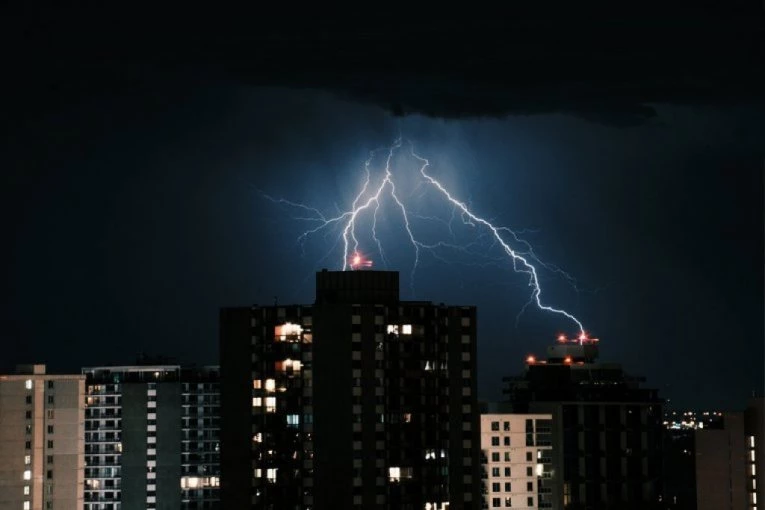 JAKE GRMLJAVINSKE OLUJE U OVIM DELOVIMA SRBIJE! Sledi drastična promena vremena!