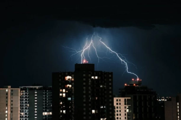 SRBIJA NA UDARU HLADNOG FRONTA, POČEO JE HAOS: Ovde već pljušti uz olujne udare vetra, ČEKA NAS DEBELI MINUS