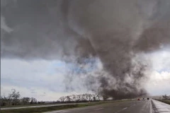 JEZIVE SCENE POSLE STRAVIČNE OLUJE! Tornado ČUPAO krovove, drveće PADALO na ljude - IMA MRTVIH! (FOTO, VIDEO)