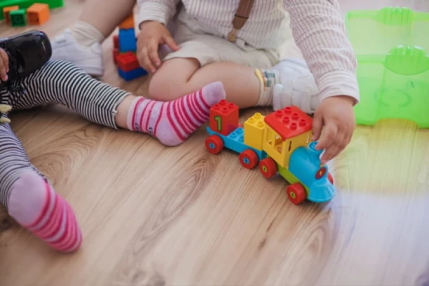 BOLESNO! ZAPOSLENI U VRTIĆU ZLOSTAVLJAO VDECU I SVE SNIMAO! Najmlađa žrtva mu je imala samo 6 MESECI!