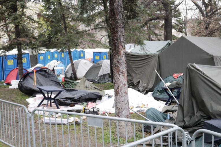 PROFESORKA BLAGOJEVIĆ POSETILA STUDENTE KOJI ŽELE DA UČE: "Štrajk na Medicinskom fakultetu bio nezakonit"!