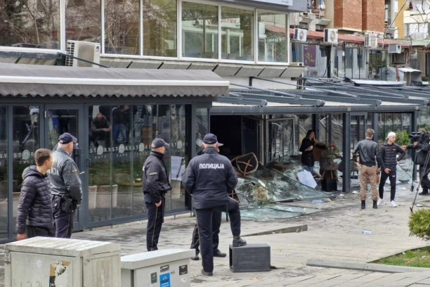 PRESKOČILI OGRADU, PA POLILI ULAZ I IZAZVALI POŽAR: Sedmoro uhapšenih u Skoplju, pokušali da zapale zgradu Jevrejske zajednice