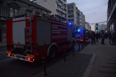 "U TOKU JE SANACIJA, KLIJENTI ĆE BITI BLAGOVREMENO OBAVEŠTENI O MOGUĆNOSTI PRISTUPA SEFOVIMA"! Oglasila se Banka Poštanska štedionica posle požara u njihovoj ekspozituri u Vasinoj!