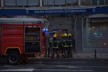 EKSPOZITURA ZATVORENA, RADNICI JOŠ UNUTRA! Detalji drame u centru Beograda, dim kuljao iz poznate banke! (FOTO)
