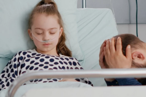 DEVOJČICA (2) OTPUŠTENA IZ BOLNICE, POSLE DVA SATA BILA JE MRTVA: Otac otkrio zastrašujuće detalje, oni su krivi za tragediju!