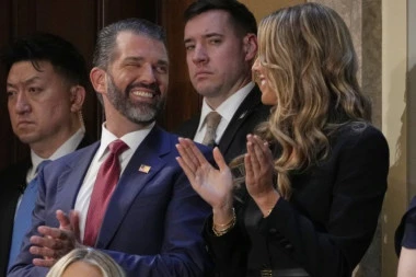 VERIO SE TRAMPOV SIN! Predsednik SAD morao da ukrade malo i taj šou, evo i kako (VIDEO)