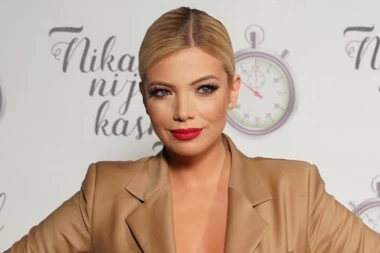 PRVA FOTKA SINA PRVENCA PROCURILA U JAVNOST! Najobrazovanija pevačica na estradi POSTALA MAMA!