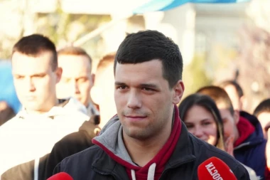 VLADIMIR BALAĆ POKAZAO EMOTIVAN TRENUTAK SA SKUPA U NOVOM SADU: Dok se vijore srpske trobojke, on s rukom na srcu sluša himnu! (VIDEO)