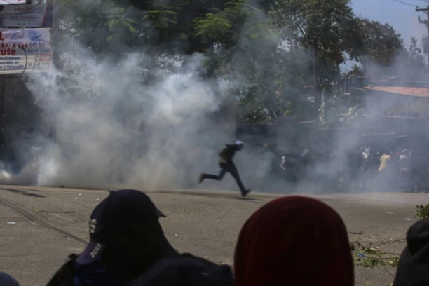 DEMONSTRANTI ZAPALILI ČITAV AUTOBUS TOKOM PROTESTA: Besni uični rat nakon što je policija ubila tri navodna provalnika