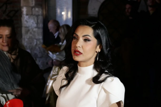 TANJA SAVIĆ DOBILA "ŠUT-KARTU" OD ROĐENE SESTRE, O OVOJ PORODIČNOJ DRAMI SVI PRIČAJU: Nisu razgovarale godinu dana, evo ko stoji iza svega!