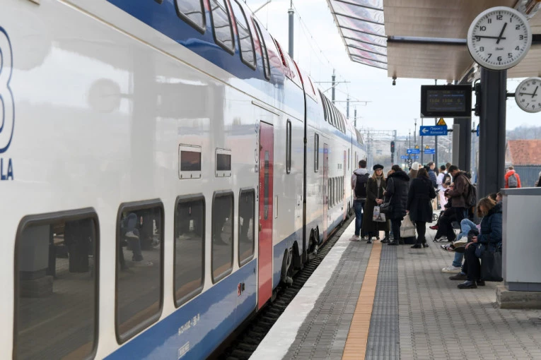 VOZ ISKLIZNUO IZ ŠINA KOD SUBOTICE! Nadležni na terenu (FOTO)