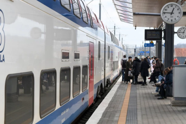 VOZ ISKLIZNUO IZ ŠINA KOD SUBOTICE! Nadležni na terenu (FOTO)