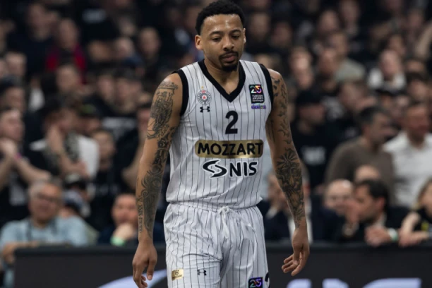 KARLIK DŽONS ŠOKIRAO GROBARE! Oglasio se zbog NOVCA! (FOTO)