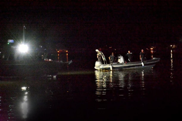 PREVRNUO SE ČAMAC NA SAVI! Ima mrvih, veliki broj osoba u bolnici!