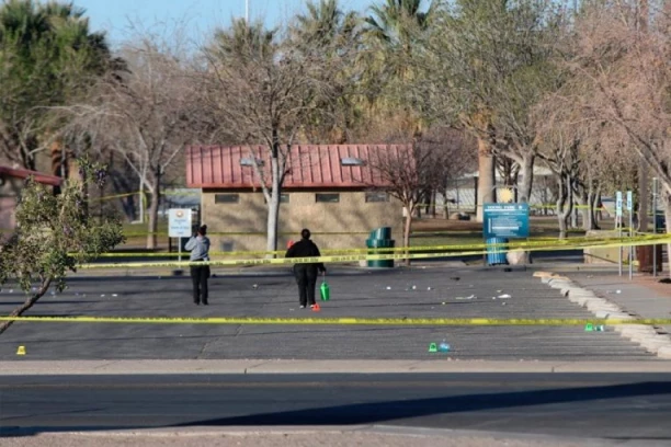 PUCNJAVA U TRŽNOM CENTRU! Napadač upucao pet osoba!