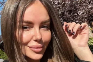 SESTRA BOGDANE RAŽNATOVIĆ LETO PROVODI NA JAHTI: Skinula se u malecni bikini, pa pokazala ZANOSNO TELO! (FOTO)