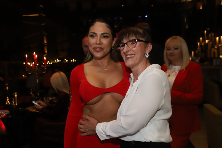 Ovo je majka Sandre Afrike