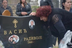 POTRESNA SCENA NA GROBU RADETA VASIĆA: Neutešna udovica Rada prvi put uradila OVO! (FOTO)