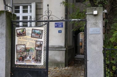 ZBOG OVOGA JE TANJA BOŠKOVIĆ ZALUPILA VRATA SINIŠI PAVIĆU! Otkrivene tajne serije "Srećni ljudi" posle 33 GODINE!