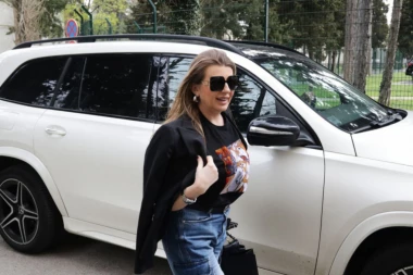 IPAK JE IZAŠLA DA PEVA: Nakon BRATOVE SAHRANE Viki Miljković u CRNINI došla na nastup, isplivao je i snimak! (VIDEO)