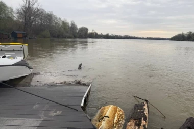 DRAMA U OVIM DELOVIMA SRBIJE! IZLILE SE DVE REKE, VODOSTAJ RASTE IZ SATA U SAT! Potopljeni putevi i mostovi, domaćinstva odsečena! IZDAT HITAN APEL GRAĐANIMA!